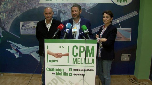 Mustafa Aberchán, presidente de CPM, junto a Emilio Guerra y Dunia Almansouri