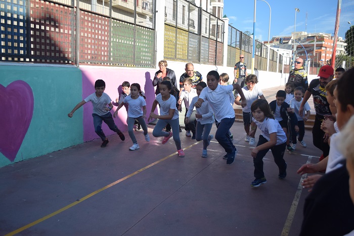 Los niños participaron en una carrera solidaria con ganas y deportividad