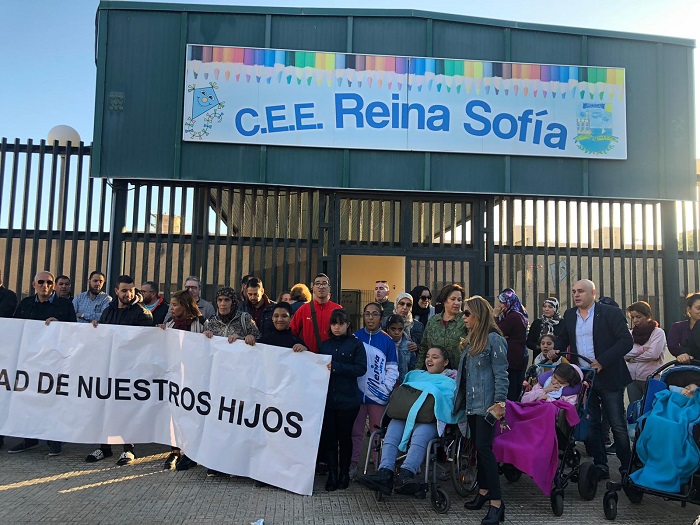 Familias del CEE Reina Sofía se volvieron a concentrar ayer a las puertas del colegio