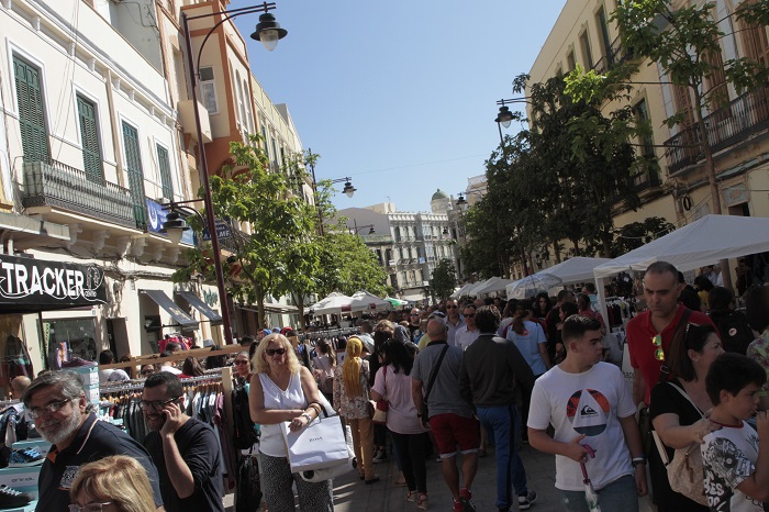 Imagen de la calle principal en la Feria Outlet de ayer