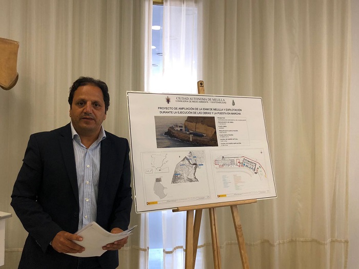 El consejero de Medio Ambiente, Hassan Mohatar, presentando el 4º módulo de la desaladora