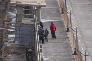 Un grupo de ‘menas’ en el puerto de Melilla