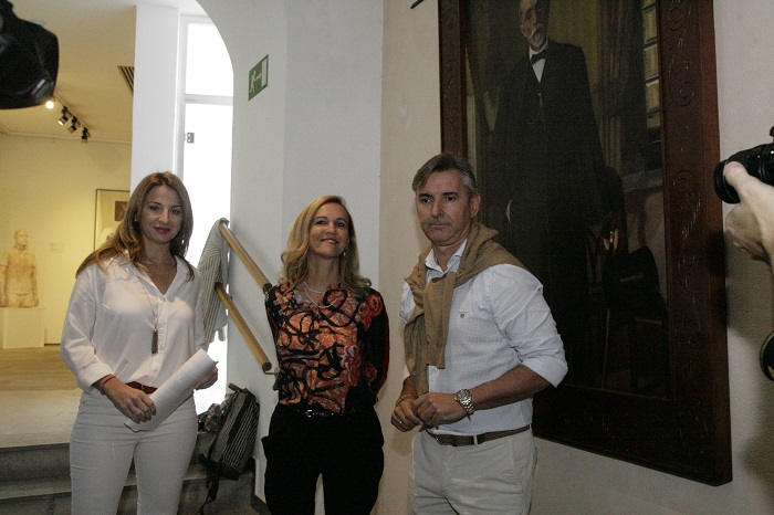 La restauradora, Amaya Martínez, junto con Francisco Alfaya y Elena Fdez. Treviño