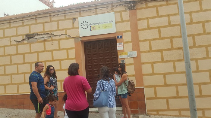 Algunos padres en la puerta del Centro de Profesores y Recursos de Melilla (CPR)