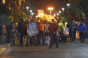 Imagen de los inmigrantes en el CETI tras llegar a Melilla a través de una patera