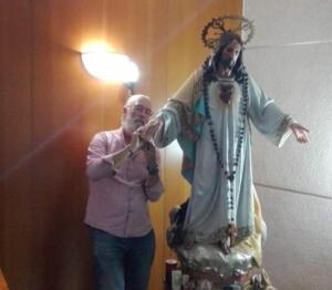 El artista, en el proceso de restauración