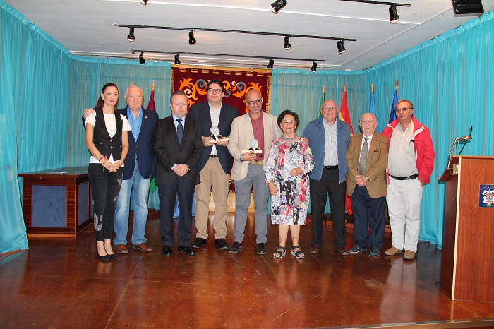 Foto de familia de los principales representantes con los ganadores del Premio