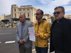 En la imagen, Mohamed Ahmed, Alberto Vera y Eduardo Resa, tras entregar las cartas/ Foto COPE Melilla