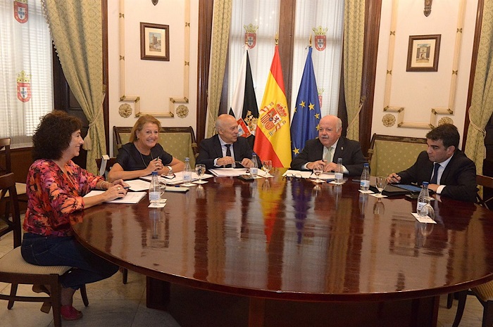 Instantánea del encuentro entre el representante de la Junta y el gobierno de Ceuta