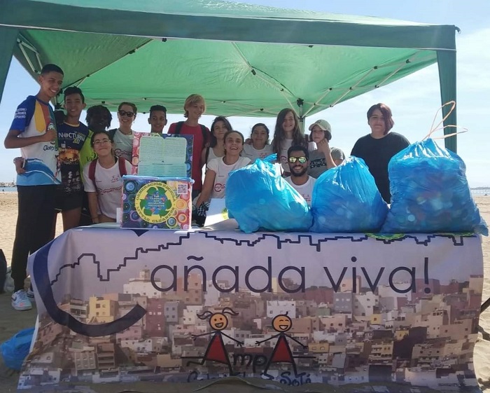 El conjunto de jóvenes de Little Cleaners y Cañada Viva en el stand de la playa de San Lorenzo con la recolecta de tapones