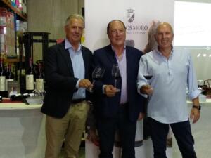 Carlos Moro acompañado por los hermanos Alcalá