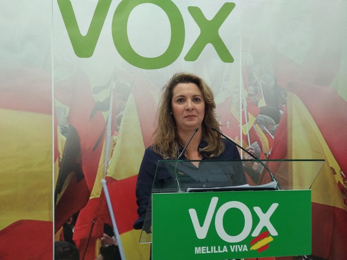 En la imagen, la candidata al Senado de VOX Melilla, Cristina Irurre, en rueda de prensa