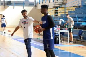 Alejandro Alcoba corrigiendo a Caleb Agada