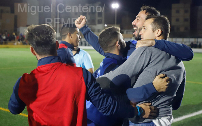 Nacho Aznar se abrazó con los jugadores al término del encuentro del pasado miércoles