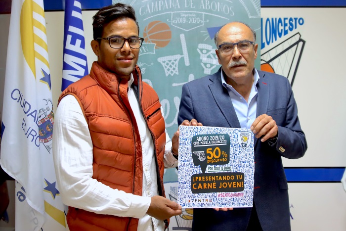Yusef Abdeselam y Jaime Auday posando con el cartel promocional