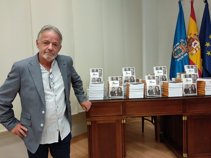 En la imagen, el escritor melillense, Sebastián G. Bonill, junto a una mesa con ejemplares