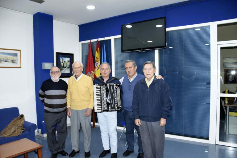 Responsables de la Casa de Melilla en Granada con Jacinto López García sujetando su acordeón