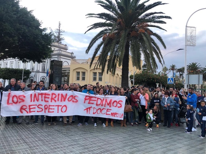 Cerca de 300 docentes se manifestaron ayer con el apoyo de sindicatos y partidos políticos