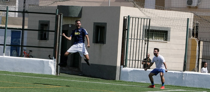 Pelu celebra el gol conseguido ante el C.D. Huétor Vega y que significó la victoria para el Melilla C.D.