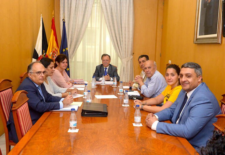 En el Gobierno de Ceuta todos sus consejeros son diputados electos pero no así sus viceconsejeros, entre los que tiene a cargos que no son diputados de la Asamblea