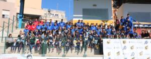 Foto de familia de los componentes del Club Melilla Baloncesto con los alumnos y los profesores del CEIP Reyes Católicos