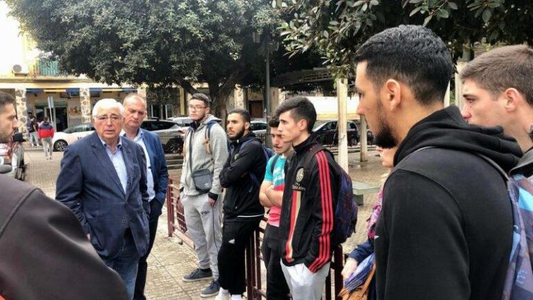 Juan José Imbroda conversa con jóvenes durante el puerta a puerta del PP de ayer