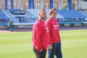 Mohamed, segundo entrenador de la U.D. Melilla, junto al delegado del equipo, Álex Fernández