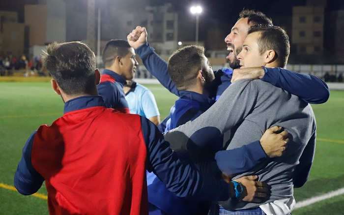 Nacho Aznar celebra con sus jugadores la clasificación para la primera ronda de la Copa del Rey