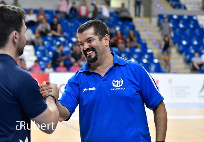 El entrenador del Club Voleibol Melilla analiza la importante victoria en Manacor y la actualidad de su plantilla, tras el debut de Mohamed En Nakhai