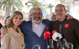 En la imagen, Jaime Bustillo con sus compañeros de campaña y del grupo socialista