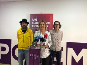 La candidata al Congreso por Podemos Melilla, Gema Aguilar, y miembros del partido