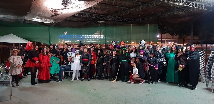 Foto de familia de todos los asistentes a la fiesta de Halloween de Aspanies Plena Inclusión Melilla