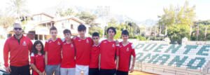 Faysal Hach, director técnico de Eventos Melilla y de la Escuela de Tenis de La Hípica, junto a los tenistas desplazados a Marbella