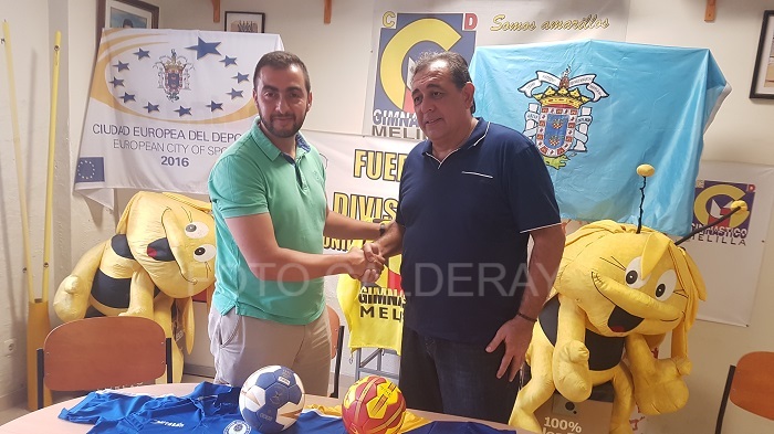 Pablo Torres, entrenador del C.D. Virgen de la Victoria de Melilla, junto al presidente del club, Nasser Bagdad
