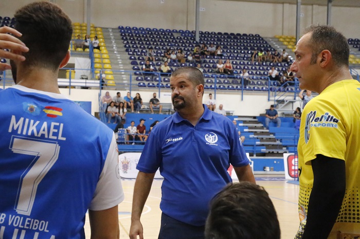 El entrenador del Club Voleibol Melilla, Salim Abdelkader, da instrucciones a sus jugadores en uno de los encuentros de este inicio de Liga