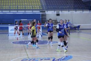 Conjunto del Club Voleibol Melilla que se medirá esta mañana al AVG 2008 de Almería