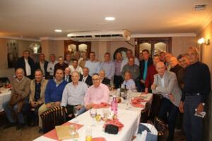 Todos los asistentes al Restaurante Miguel Benítez posaron junto a los tres homenajeados