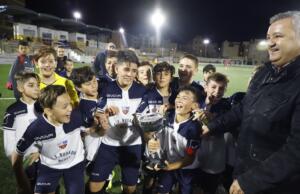 Diego Martínez entregando la copa a los campeones