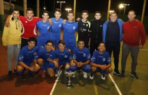 Los jugadores y el cuerpo técnico del Medina C.D., acompañados por José Muñoz, posando junto a su merecido trofeo de campeones