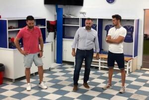 El presidente de la U.D. Junto, junto al gerente-director deportivo, David Torices, y el entrenador, Víctor Cea