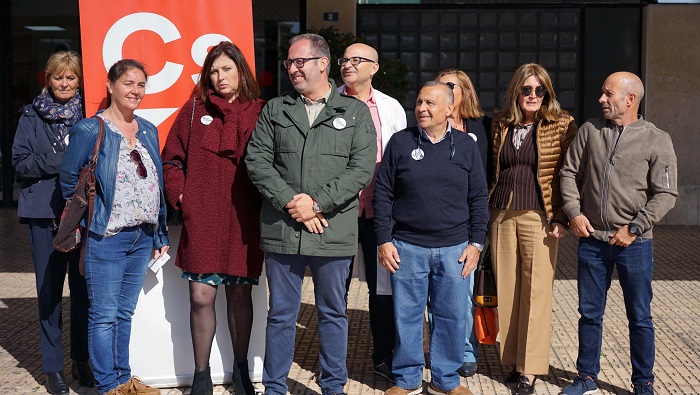 El candidato de Ciudadanos en Melilla al Senado, durante su comparecencia a las puertas del hospital comarcal