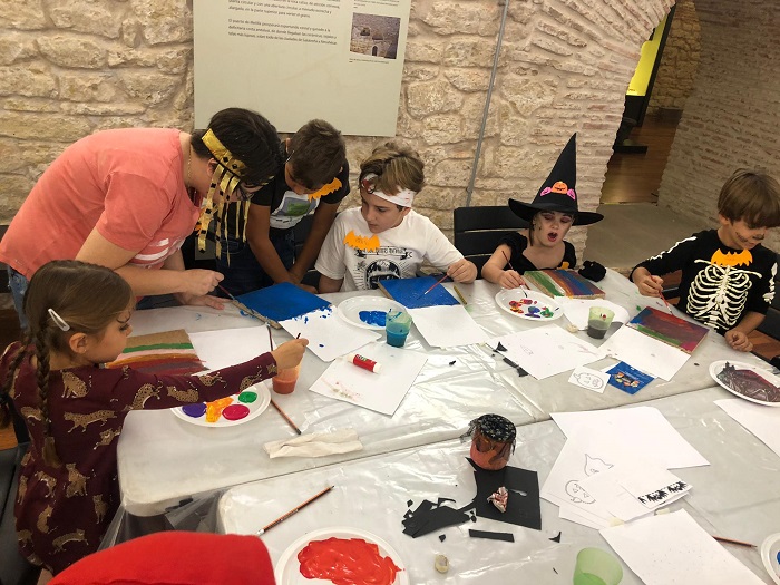 El Museo de Arqueología e Historia acogió ayer el taller infantil ‘Halloween creativo’