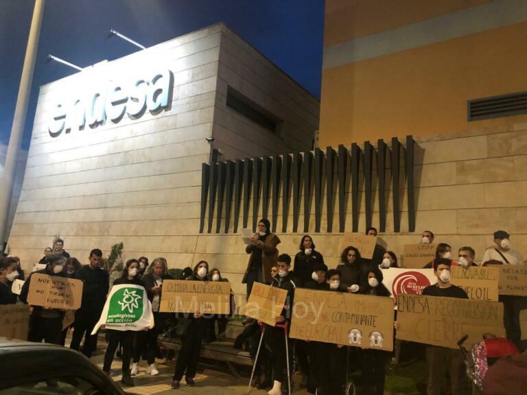 Imágenes de la concentración de Rebelión por el Clima Melilla frente a Endesa ayer