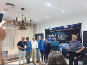 El combinado de nuestra ciudad, en el momento de recoger las medallas y el trofeo como tercer clasificado