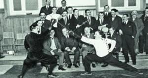 A la decha, el Sr. Bossini en un asalto de esgrima, en el Casino Militar de Melilla