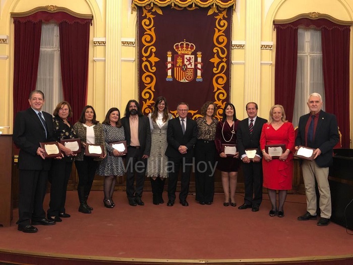 Ayer, en el Salón Dorado se reconoció la trayectoria y la labor realizada por el personal docente y personal laboral en los centros educativos de Melilla