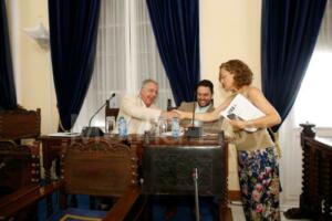 Rojas saluda a los dos diputados de Vox