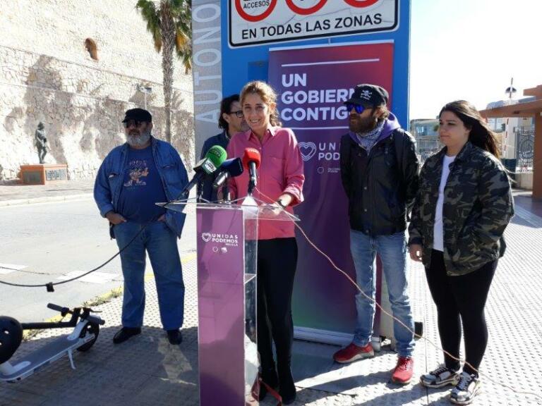 Aguilar convocó a la prensa en el puerto para “visibilizar las necesidades” de los melillenses en torno al transporte