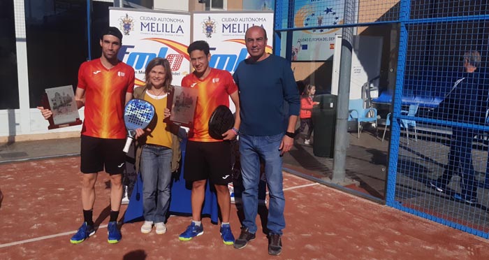 Javier Ruiz y Uri Botello, en el momento de recoger el trofeo que les acredita como ganadores del Internacional Ciudad de Melilla