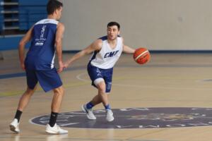 Dídac Cuevas manejando el balón ante la atenta vigilancia de Javi Marín